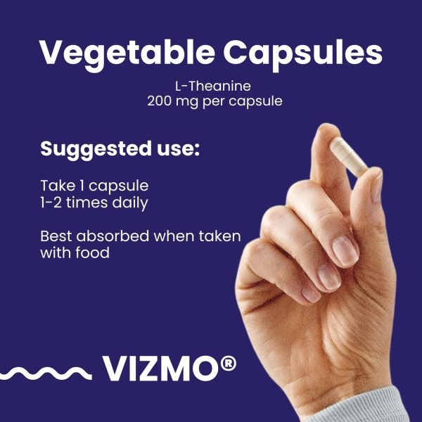Hand hält eine vegane L-Theanin Kapsel mit 200 mg pro Kapsel. Empfohlene Einnahme: 1 Kapsel 1–2 Mal täglich, am besten mit Nahrung einzunehmen.