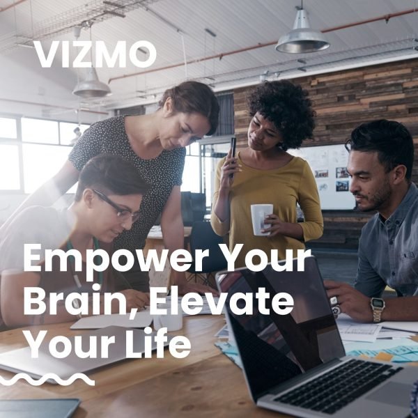 Gruppe von vier Personen arbeitet gemeinsam an einem Tisch in einem modernen Büro, Laptop und Notizen auf dem Tisch, Visualisierung des Mottos ‚Empower Your Brain, Elevate Your Life‘ von Vizmo.
