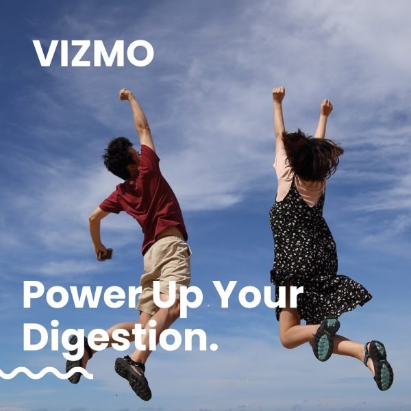 Zwei Personen springen freudig in die Luft vor blauem Himmel. Das Bild symbolisiert die Unterstützung der Verdauung und Energie durch Vizmo Produkte.