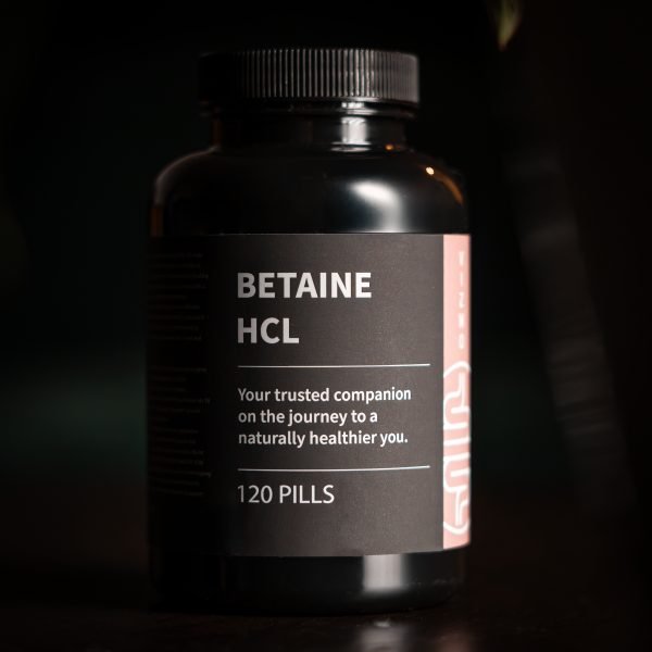 Vizmo Betain HCL Nahrungsergänzungsmittel-Flasche mit 120 Kapseln vor dunklem Hintergrund, symbolisiert hochwertige und natürliche Gesundheitsprodukte.