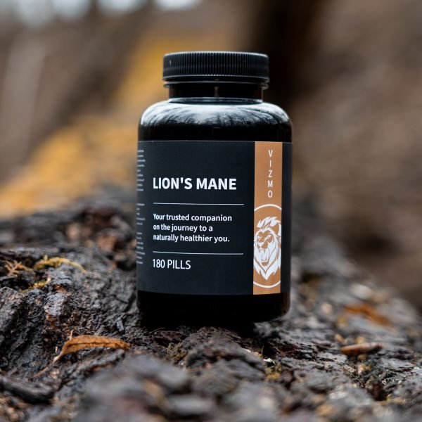 Vizmo Lion’s Mane Nahrungsergänzungsmittel-Flasche mit 180 Kapseln, platziert auf Baumrinde, symbolisiert natürliche Gesundheit und Vitalität.