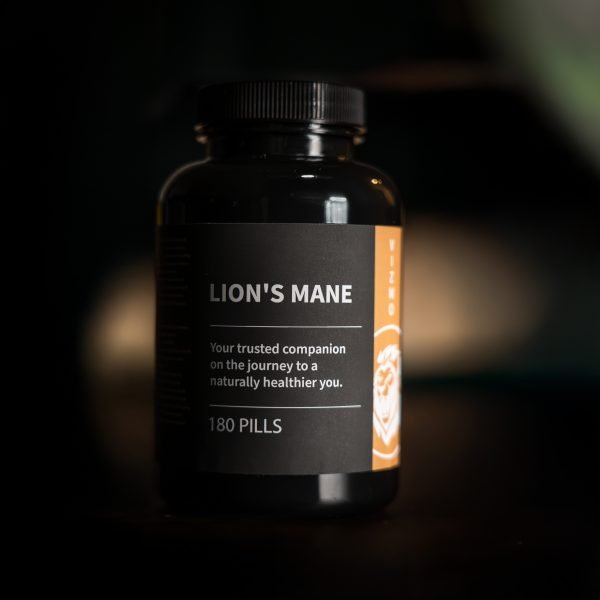 Vizmo Lion’s Mane Nahrungsergänzungsmittel-Flasche mit 180 Kapseln vor dunklem, stimmungsvollen Hintergrund, symbolisiert hochwertige und natürliche Gesundheitsprodukte.